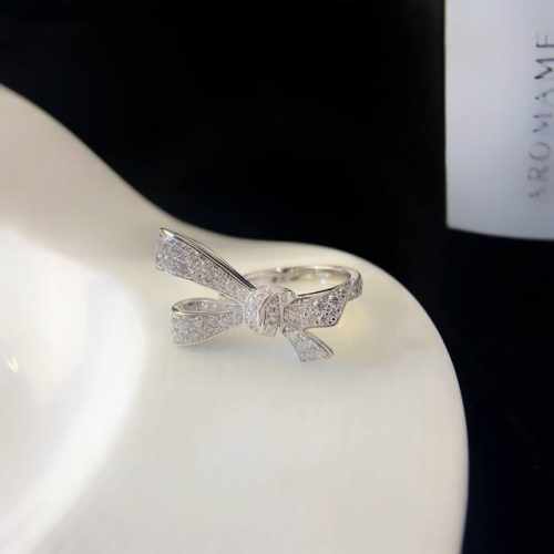 Graff 格拉夫Tilda's Bow白金色戒指，尺寸5688号。能满足美少女情怀，又拥有闪闪发光的浪漫 高定款梯方蝴蝶结镶钻效果是惊艳的感觉！一眼就会心动的