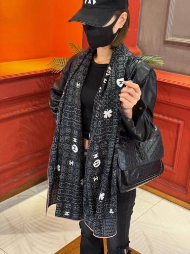 上新 Chanel 经典茶花优雅Coco风，Chanel最新菱格丝绒大方巾~气质到骨子里，香奶奶新一季的面料超高级，真心超级柔软，丝丝顺滑，韧性很强 不容易被轻