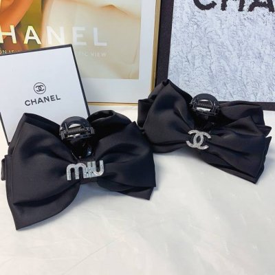 Chanel小香 miumiu缪缪发夹 缎面蝴蝶结捷克钻Logo抓夹 气质百搭 日常精致小单品 小仙女必入单品 宝藏款 闭眼入推荐款 单个配发箍盒