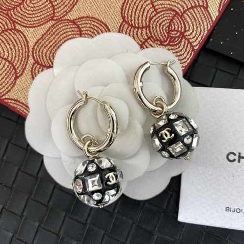 Chanel香奶奶珍珠编织网状施华洛方钻耳钉耳环好久的球状耳环终于出啦～专柜5300，巨贵啊。现在专柜动不动都是大几千的价格p着实奢侈双C掉晶钻球耳钉，别小看这