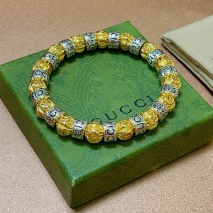 批180。 最新出炉 Gucci古驰手链最新款的经典款 精致无论款式 质感 铂金黄金的相见 都是绝对的顶尖Feel 只要看一眼就懂了 原版Logo 超 Nice