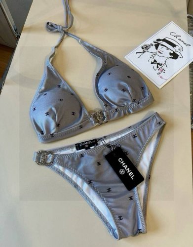 chanel比基尼泳衣 适合多种场景的游泳衣 海边 游泳池 温泉 水上乐园 漂流都可以内搭也完全可以 连体设计遮肉显高挑 腹部有点肉肉也不影响咱美美的 背面设计