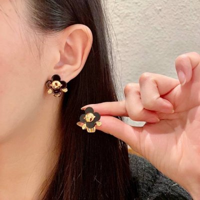 Lv 路易威登 2025年早春新品耳钉 经典老花耳环 超精工Cnc工艺技术 上身美美哒 特别适合夏日搭配T恤 低调奢华有内涵 采用进口黄铜材质电镀古金 不褪色不