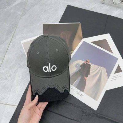 跑量70 Alo～春夏新款棒球帽 凯旋门独家版本，线条设计贴帽檐，非常完美！ 实物很高级！必入