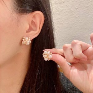 Celine赛琳珍珠耳钉 赛琳已经自成一股流行元素，持续为女性诠释优雅、创造时尚，Celine家的饰品风格绝对代表了一种新的生活方式，就像此款耳环，跟服饰之间的