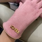 芬迪Fendi 秋冬羊绒手套值得对比同款不同品质，秒杀市场差产品，经典不过时款.喜欢可以入手了，这种品质的今年用了明年还能用 码数均码