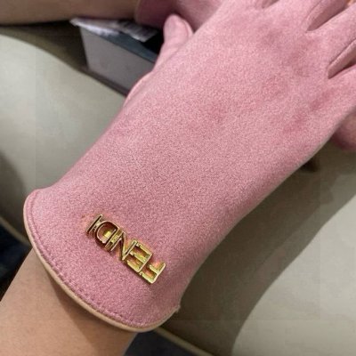 芬迪Fendi 秋冬羊绒手套值得对比同款不同品质，秒杀市场差产品，经典不过时款.喜欢可以入手了，这种品质的今年用了明年还能用 码数均码