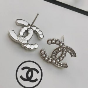 Chanel 香奈儿新款 小香耳钉时髦配饰 款式好还不够 细节完胜才算真厉害 个性又精致