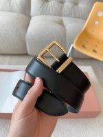 Miu Miu这款皮革腰带设计简约而优雅 腰带环伴以Miu Miu徽标 结合金属细节和标志性元素 彰显Miu Miu腰带的精致材质 百搭 实用 休闲 优雅 无论