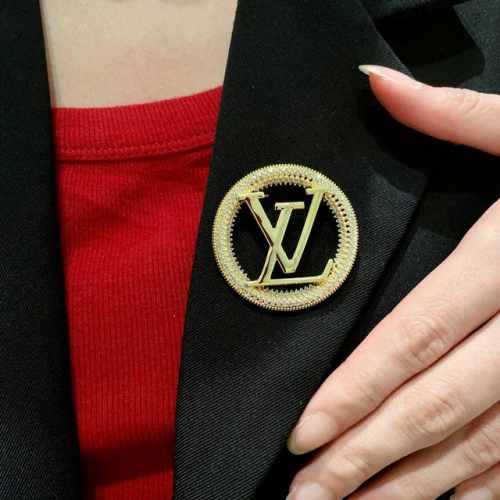 p70Louis Vuitton 路易威登 专柜新款镶满钻字母黄金色复古胸针，三种色复古Lv胸针Lv是最懂女人的饰物。那些倾注了全部心血去做自己的女人，往往更珍