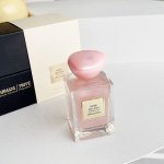 原单品质 阿玛尼玫瑰幻莎｜米兰少女和她的玫瑰庄园 姐妹们咱们就是说 阿玛尼的幻沙限量版系列真的好Piu亮啊！ 每一瓶都是想拿来珍藏的程度 流光闪闪的细沙像是银河