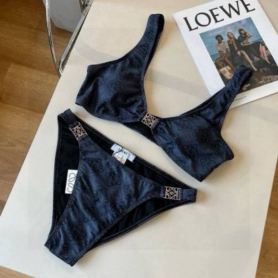 loewe罗意威 新款比基尼适合多种场景的游泳衣 海边 游泳池 温泉 水上乐园 漂流都可以内搭也完全可以 连体设计遮肉显高挑 腹部有点肉肉也不影响咱美美的 背面