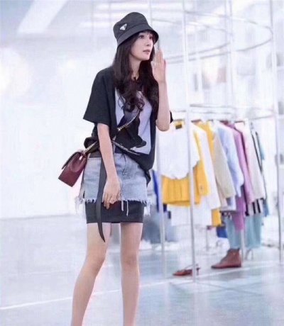 特价 。Prada家。高端品质！ 经典黑 平顶经典三角标铁标渔夫！ 高版配防尘袋 高端舒适！高端材质！！今年帽子第一流行趋势绝对是渔夫帽！今年的渔夫帽满目玲琅！