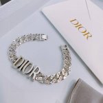 dior新款高品质迪奥手链原单货专柜新款开模复古潮流时尚必备 男女均可佩戴 情侣款同款 摇滚朋克泰银风格 复古元素 潮流百搭 官网同款项链最新款链条档次更高明星