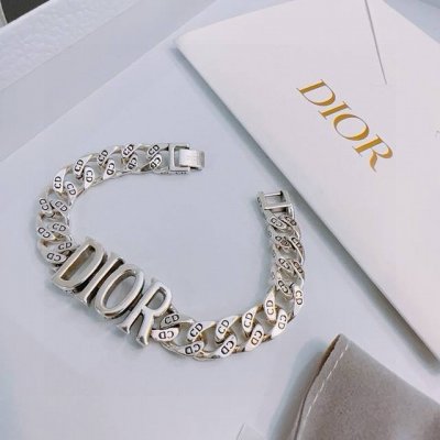 dior新款高品质迪奥手链原单货专柜新款开模复古潮流时尚必备 男女均可佩戴 情侣款同款 摇滚朋克泰银风格 复古元素 潮流百搭 官网同款项链最新款链条档次更高明星