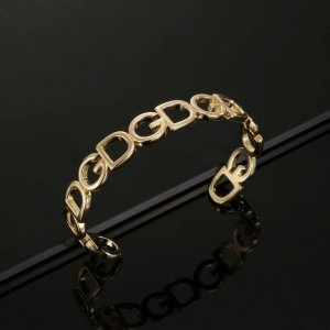D&G 杜嘉班纳Dg徽标手镯 为造型添染华丽雅致 字母镀金黄铜耳环 写意时髦复古美学 刚柔并济间 让熠熠光芒于耳畔荡漾 开口手镯