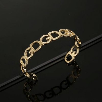 D&G 杜嘉班纳Dg徽标手镯 为造型添染华丽雅致 字母镀金黄铜耳环 写意时髦复古美学 刚柔并济间 让熠熠光芒于耳畔荡漾 开口手镯