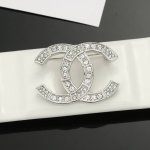 小香 Chanel 火爆 胸针 最高代购级别 最具味道的满钻胸针Brooch 实物赞爆了 随便你想别哪里 别外套，西装，鞋子，领口，帽子 你能想象得到 它都能给
