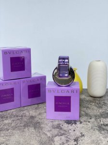 专柜品质 宝格丽紫水晶65Ml 紫晶是晶彩系列中最优雅的一支了。初闻之时，完全被她的高雅和精致吸引到了。 香调：木质花香调 前调：绿叶甘露、粉红葡萄柚 中调：鸢