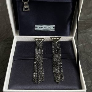 prada 普拉达 三角形 耳环 爆款新品 精致耐看 华丽登场，整体细节非常令人惊喜，典雅而时尚，突显法式高雅气息。