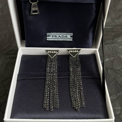 prada 普拉达 三角形 耳环 爆款新品 精致耐看 华丽登场，整体细节非常令人惊喜，典雅而时尚，突显法式高雅气息。
