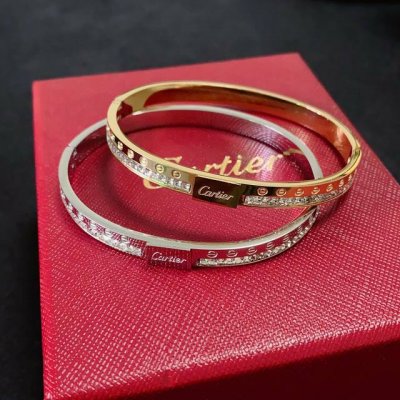 Cartier 卡地亚官网最新发布 火爆镶钻手镯进口精工保色18K高端定制顶级工艺 专柜Logo刻字清晰 360度无死角！全新的窄版设计 更显精致～如此美物 你