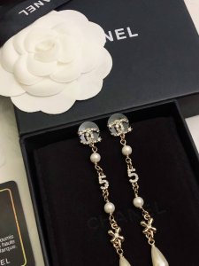 今日新款 香奈儿耳钉新款爆上新一致Z批 专柜正品 Chanel双C5字珠流苏耳环 流苏设计，优雅气质 闪闪发亮的水钻珍珠摇曳耳畔 既提升气质又修饰脸型