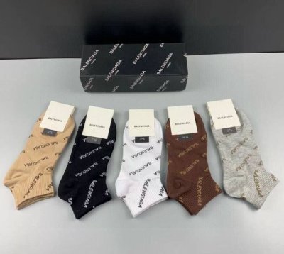 特 Balenciaga 巴黎世家大巴黎经典女款袜子 一盒五双 纯棉材质织造，上脚柔软舒适，精挑细选的颜色搭配大巴黎经典Logo大牌出街，潮人必备超好搭
