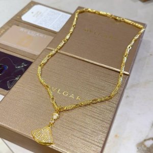 宝格丽项链V金材质 Bvlgari宝格丽 Divas Dream 系列 品相完美 细节无敌 那种独特的色泽完全无可挑剔 再缀以经典指环外形设计 简约之余却又优雅