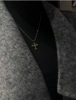 克罗心Chrome Hearts全黑火焰十字架想镶钻竹节项链 这优雅的曲线和夺人眼球的设计将成为你的时尚标志。不论日常穿搭还是特别场合，这个独特的项链都能给你展