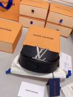 Lv 奢华款现代 Taurillon 皮革 饰以雅致大方的标志性 Lv 首字母 柔软结实的皮带 双色搭配可双面使用 可搭配从礼服到休闲装各种服饰 宽度4.0Cm
