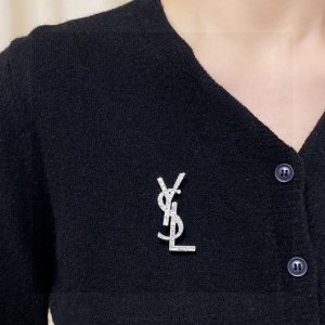 Ysl圣罗兰专柜新款银色满钻胸针 是最懂女人的饰物 那些倾注了全部心血去做自己的女人 往往更珍惜胸针的意义 圣罗兰女士把胸针别在帽子上 并告诉那些模仿她的时髦女