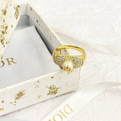 编码R045 Dior热销新款戒指上新 镶钻Cd戒指 采用金色饰面金属制作，镶以白色仿水晶，点缀以“Cd”标志，打造优雅时尚的造型 搭配珍珠元素，妥妥的富家千金