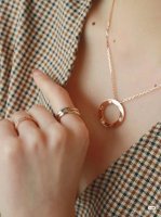 p300 爱在七夕、礼物专场 cartier/卡地亚 玫瑰金 圆饼锁骨项链 love系列诞生于上世纪七十年代的纽约，锁入矢志不渝的爱之誓约，见证了诸多缠绵悱恻的