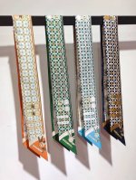 phms2427 爱马仕新款Twilly 新式座驾 顶级斜纹真丝打造 超精细的印花 字迹非常清晰 绝对是送礼自用的首选丝带既可绕于颈间 亦可缠于腕部 腰部 同样