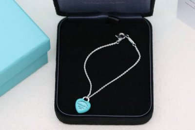 新品推荐 Tiffany&Co.蓝胖子珐琅爱心糖豆 手链 可以永远相信的蒂芙尼蓝白色调，不挑肤色 ，春夏穿搭绝了~吊坠像不像童年吃的小糖豆，实心吊坠非常有质感，