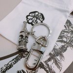 原单货新款Alexander Mcqueen 亚历山大 麦昆 钥匙扣 包包扣 配饰 专柜一致原版定制 骨子里那种叛逆浮夸朋克可内心又向往着美好的焦虑，对美的另一