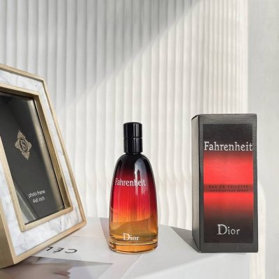 专柜品质 Dior迪奥 Fahrenheit华氏温度 男士淡香水Edt Ml木质花香 一位沉稳内敛的翩翩君子～ 这款香水前调有薰衣草的香味 前调柑橘+紫罗兰叶的
