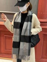 重磅推荐巴宝莉 新品 情侣款 羊绒围巾臻选上乘的山羊绒纤维，耗时耗力，再以清泉水浸泡涤荡，使羊绒纤维呈现出独特的蓬松质感，手感才如此细腻，采用轻缩绒工艺，才有奢