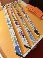 phms2336 爱马仕 爱马仕工坊 丝带 造访爱马仕丝巾工坊 以意趣盎然的连环画中展开探险之旅 仿佛回到了童年的海滩 顶级斜纹真丝打造 超精细的印花 字迹非常