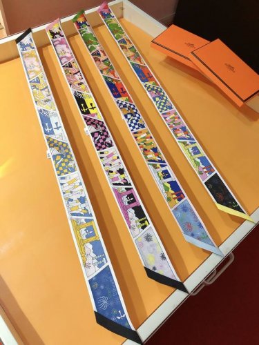 phms2336 爱马仕 爱马仕工坊 丝带 造访爱马仕丝巾工坊 以意趣盎然的连环画中展开探险之旅 仿佛回到了童年的海滩 顶级斜纹真丝打造 超精细的印花 字迹非常