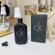 110原单品质 Ck黑色香水100Ml 现货：黑色。这是一款让人感到亲切的香水，只需要你靠近它，全身上下洒满它，你也会像一杯绿茶一般清新溢。