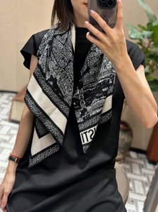 Dior 巴黎地图 黄金尺寸110*110 双面同色丝绒方巾 不爱140繁复尺寸的姐妹可以选择110哦 价Lan De 价Aris 巴黎地图 这款方巾饰以本季经
