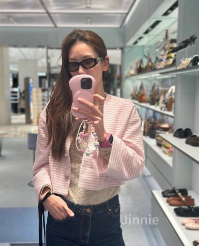 新色 高版大Logo 非市面通货 Miumiu墨镜可盐可甜！！！太喜欢了！！ 美女子们怎么可以没有一副好看的墨镜呢 这个款式的太阳镜真的特别好看 两边的Mium
