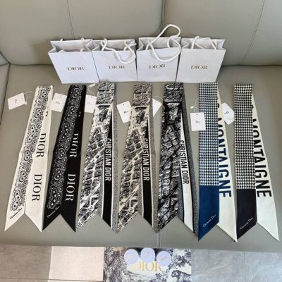Dior迪奥Twilly丝巾，巴黎地图 款式经典，造型修长，两端尖角设计，背面饰以对比鲜明的Christian Dior标志条形图案。 上身效果非常赞！随意一搭