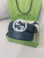 gucci 顶级男士腰带，2025早春系列透过现代视角焕新诠释品牌经典元素。这款腰带以牛皮革匠心打造，巧妙缀饰互扣式双G搭扣，时尚百搭，宽度4.0Cm 原单15