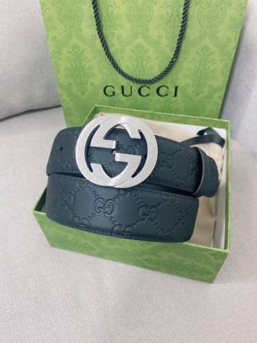 gucci 顶级男士腰带，2025早春系列透过现代视角焕新诠释品牌经典元素。这款腰带以牛皮革匠心打造，巧妙缀饰互扣式双G搭扣，时尚百搭，宽度4.0Cm 原单15