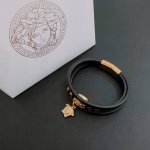 高品质Versace 范思哲 杜美莎标志牛皮手绳手链 帅气酷炫 同时透露着一丝不羁的自由气息 展现别样趣味魅力 做工精致 绝对高逼格 等同正品 长度22Cm可调