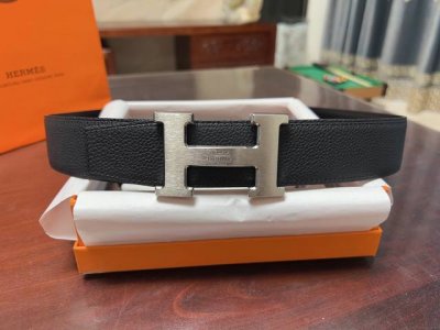 顶级品质 选用最上乘的高级材料，注意工艺的装饰和细节的精巧，深受广大男士的喜爱。尤其是触摸得到的柔软细腻质感，简直爱了尽显高贵感。顶级 原单150