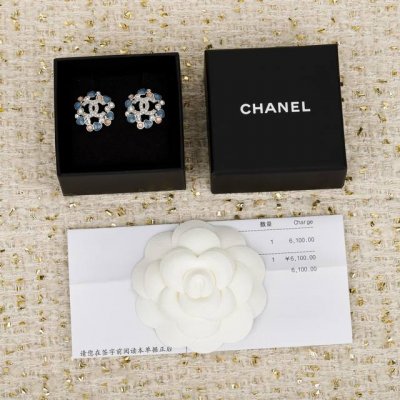 250025 我们出品 Zp7930，量大咨询客Fu 香 蓝爱心珍珠水钻耳钉 真的没法拒绝的蓝色香爱心胸针巨巨巨美清新沁爽的蓝色小爱心应该是本季的赢家吧小爱心就